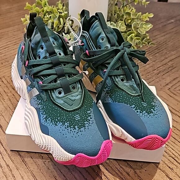 Adidas Trae Young size 5 boys or 7 womens NWOT - Picture 10 of 11